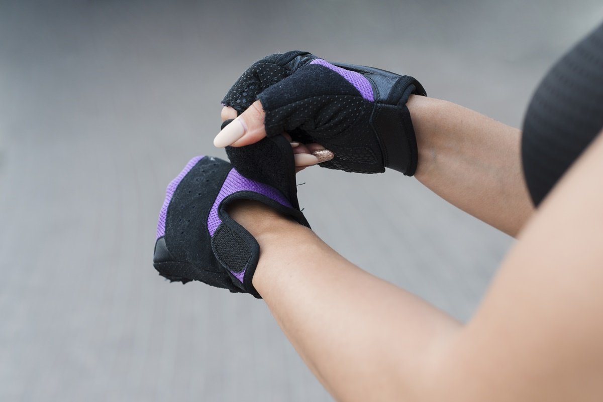 Opasek a rukavice – mají význam při cvičení?