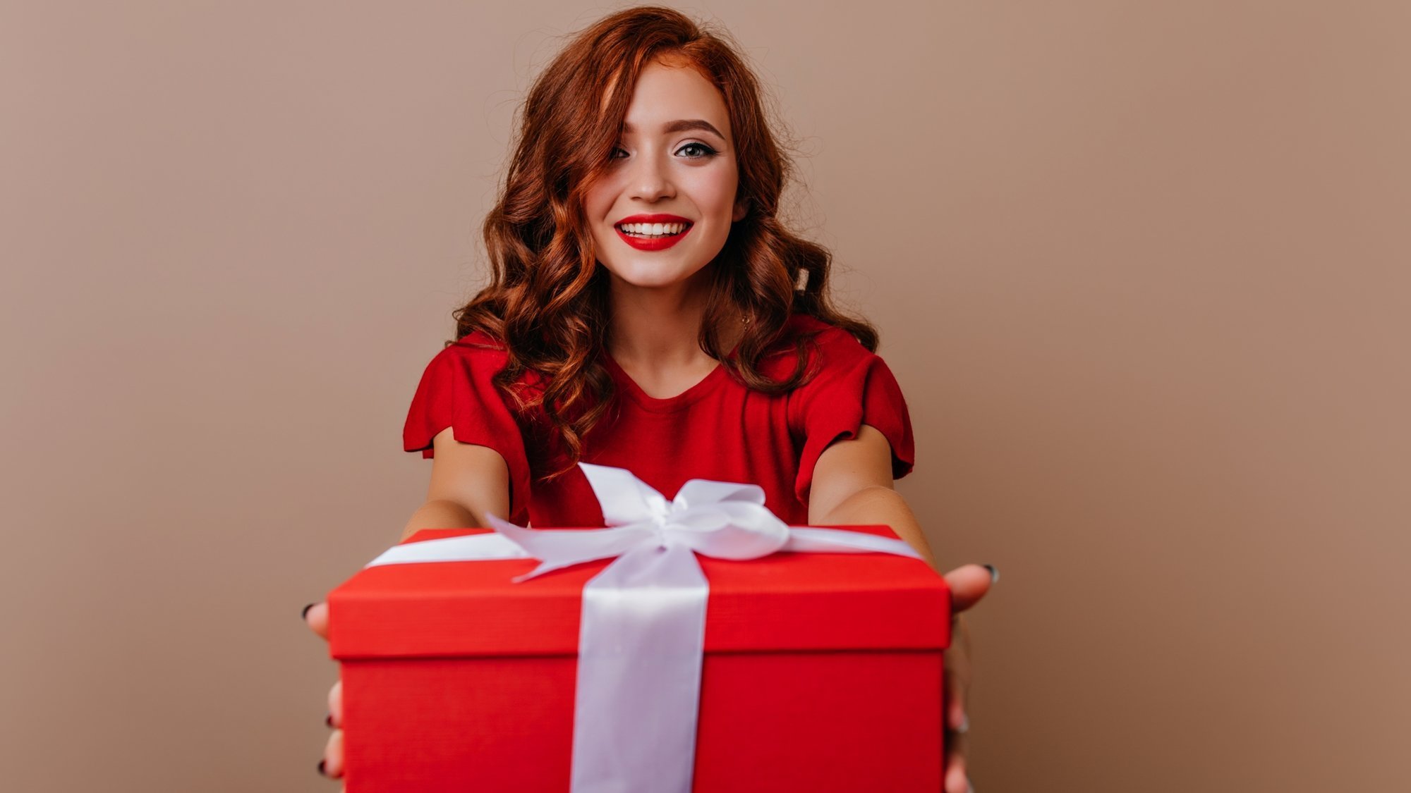 Čím prekvapiť ženy na Vianoce? Praktické aj krásne darčeky, ktoré ju potešia