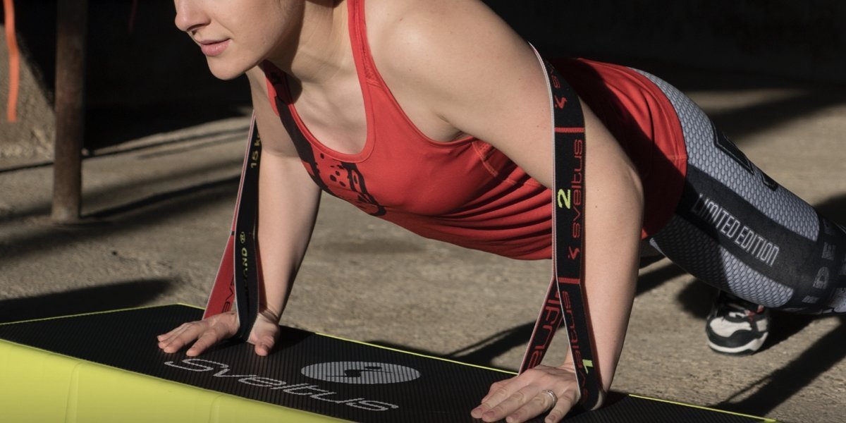 PRECVIČ CELÉ TELO DOMA s odporovými gumami: Časť 5: Najlepšie cviky na prsia