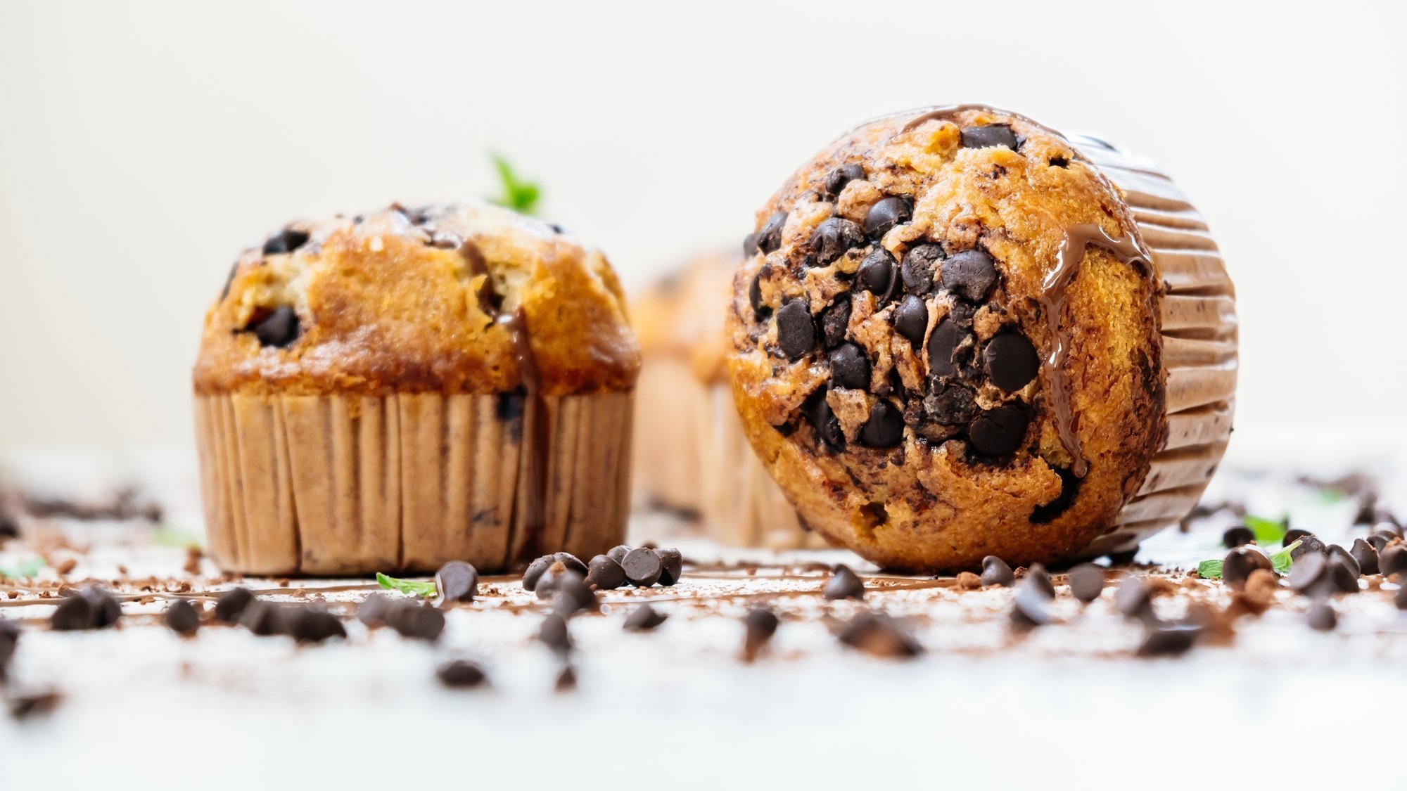 Nadýchané bielkovinové muffiny s kúskami čokolády