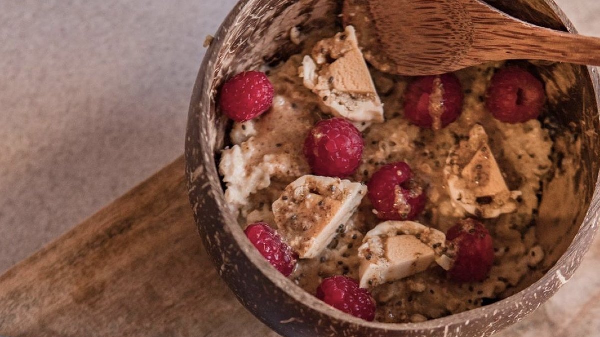 Bielkovinová raňajková kaša s chia a malinami