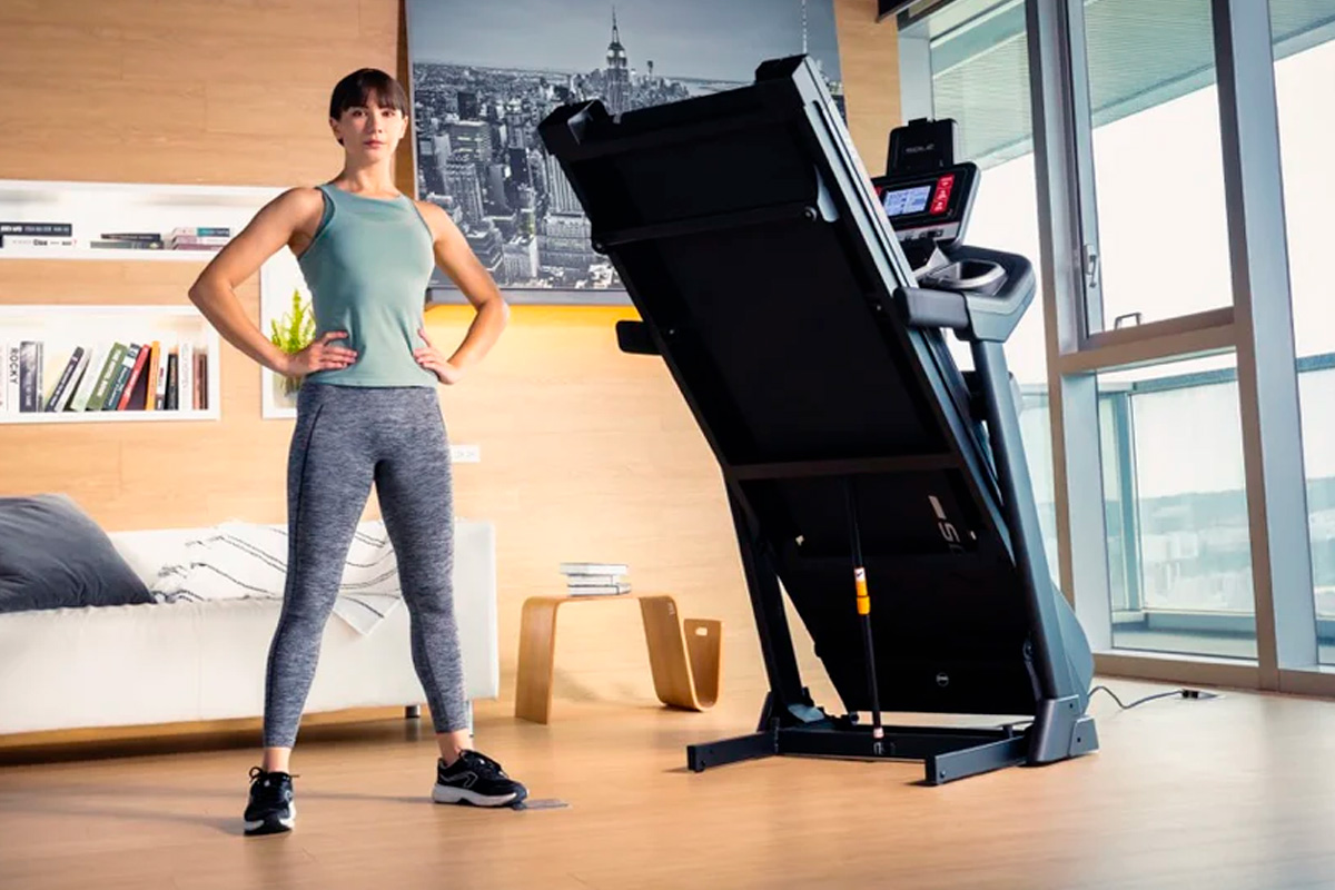 Bežecký pás vs veslovací trenažér: Ktorý z nich je lepší na kardio a chudnutie?