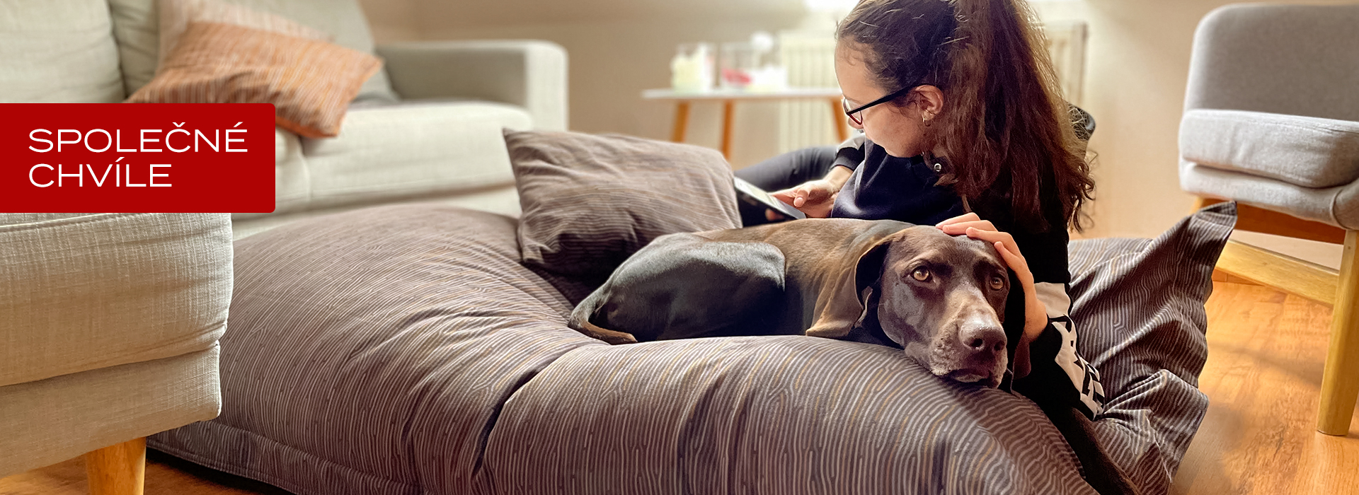 Dívka si čte na pelíšku SHAREBAG se svým psem