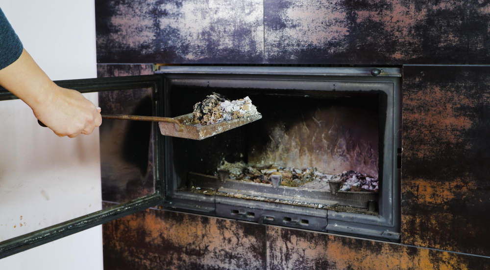 Čištění krbu: jak často a čím ho správně provádět