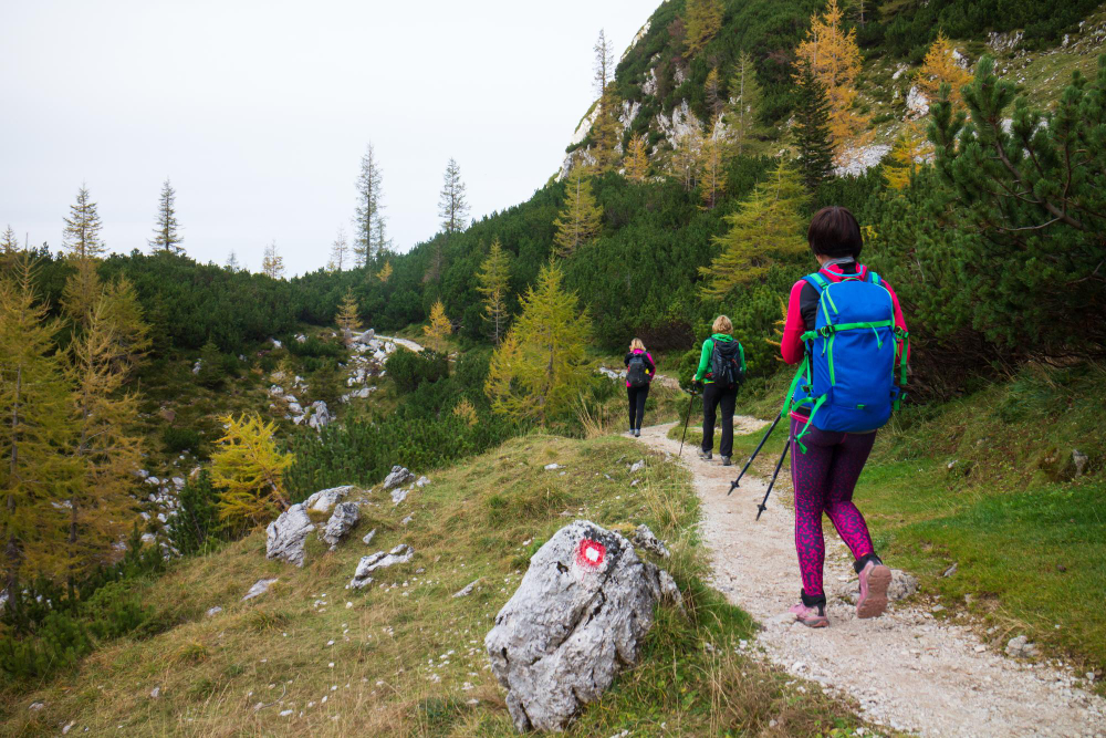 Skupina turistů na horské stezce v přírodě, čelovka na turistiku a outdoor pro bezpečný pohyb v terénu