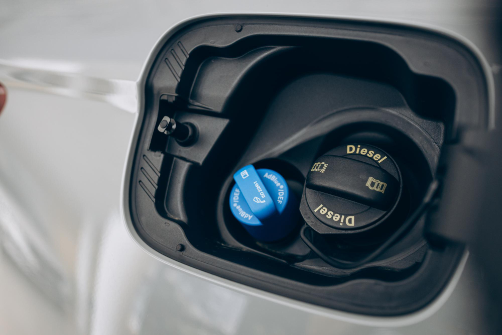 Víčko palivové nádrže s označením Diesel a modrým uzávěrem AdBlue – vhodné k použití s čerpadlem na naftu nebo dieselovým čerpadlem.