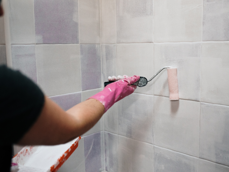 obklad-na-obklad-jak-zakryt-stare-kachlicky-ve-stare-koupelne