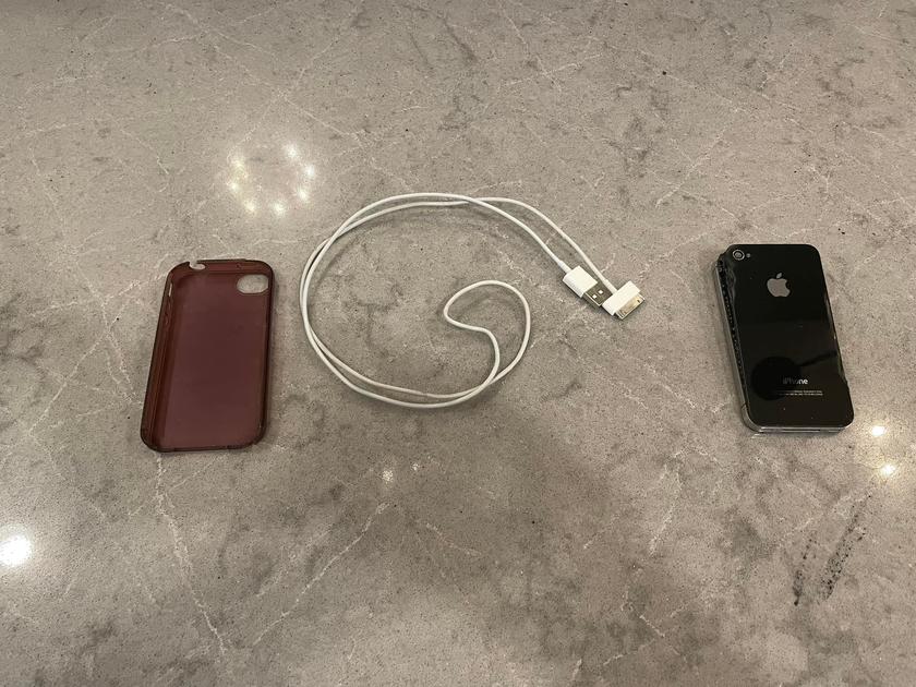 Dvanáct let starý iPhone se při nabíjení vznítil v domě a kamera Google Nest to zachytila na video.