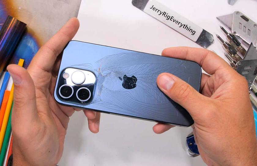Titanový iPhone 15 Pro Max neprošel testem odolnosti (video)