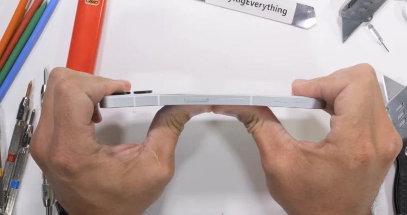 Telefon Nothing Phone (2) byl ihned po svém oficiálním uvedení na trh podroben extrémní zkoušce odolnosti