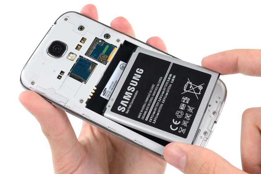 EU ukládá výrobcům povinnost přejít do roku 2027 na vyměnitelné baterie ve všech chytrých telefonech