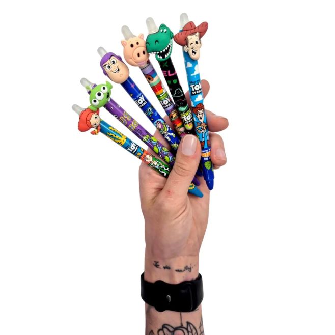 „Do nekonečna… a ještě dál!“🚀 Jestli jste na těchto hrdinech vyrostli, tyto gelová pera s postavičkami z Toy Story vám...