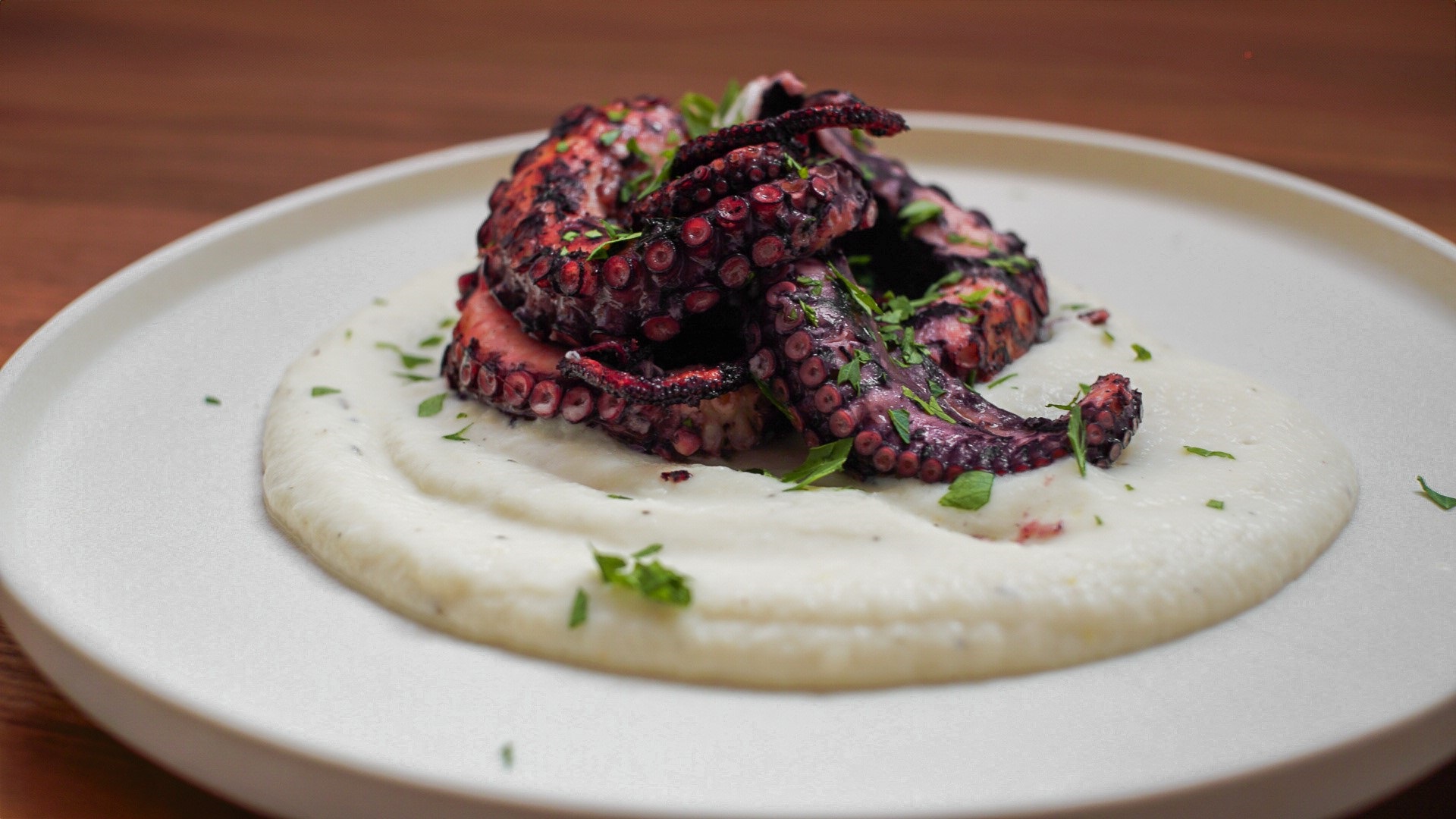 Grilovaná chobotnice na květákovém pyré – luxusní recept krok za krokem