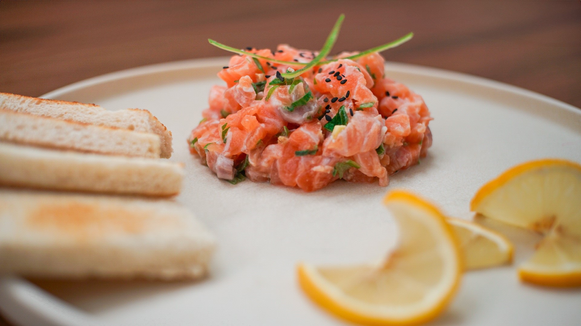 Lososový tatarák – svěží a luxusní předkrm jako z restaurace