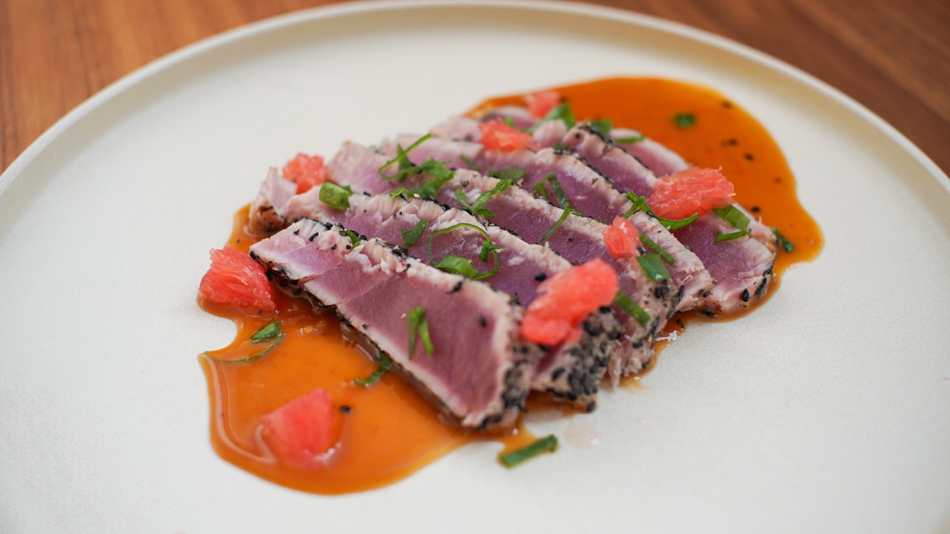 Tuňákové Tataki s grepem, zázvorem a černým sezamem