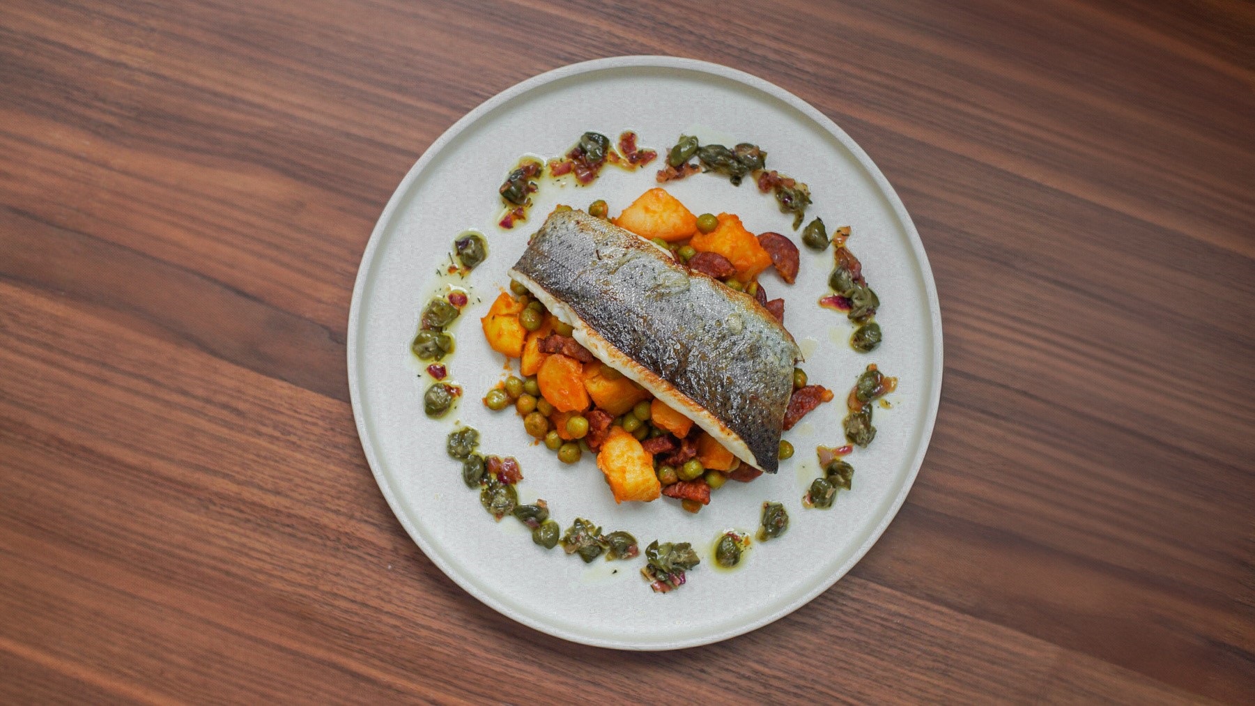 Pstruh na pánvi s fricassée z hrášku a choriza