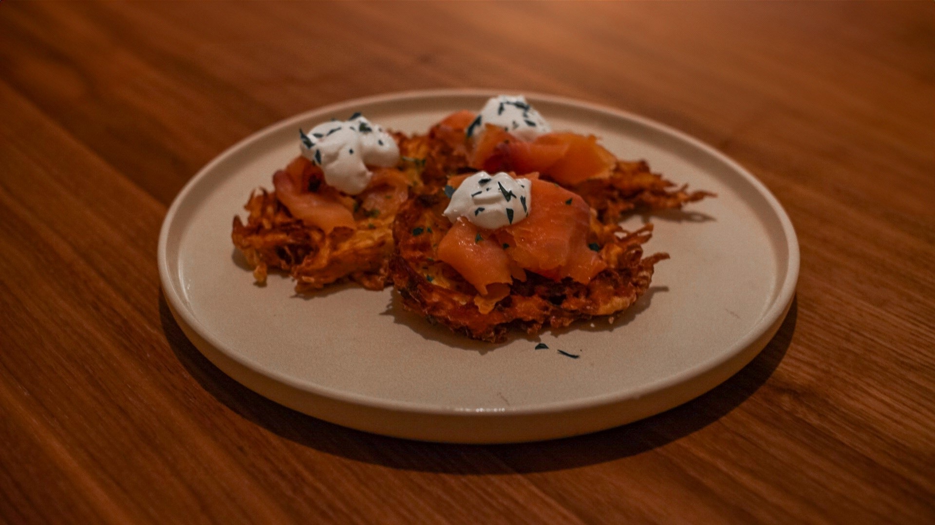 Křupavé bramborové latkes s uzeným lososem