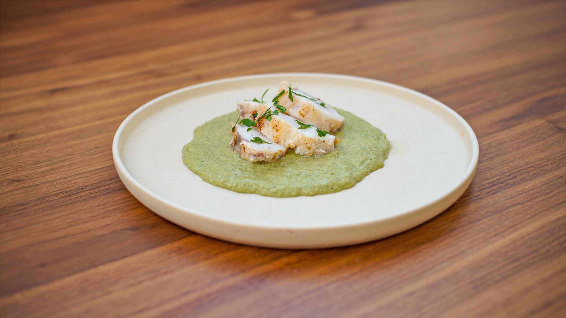 Mořský ďas s krémovou omáčkou z pórku a špenátu