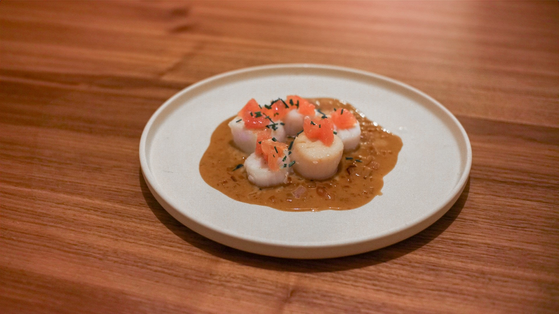 Mušle sv. Jakuba s šalotkou, grepem a růžovým vínem