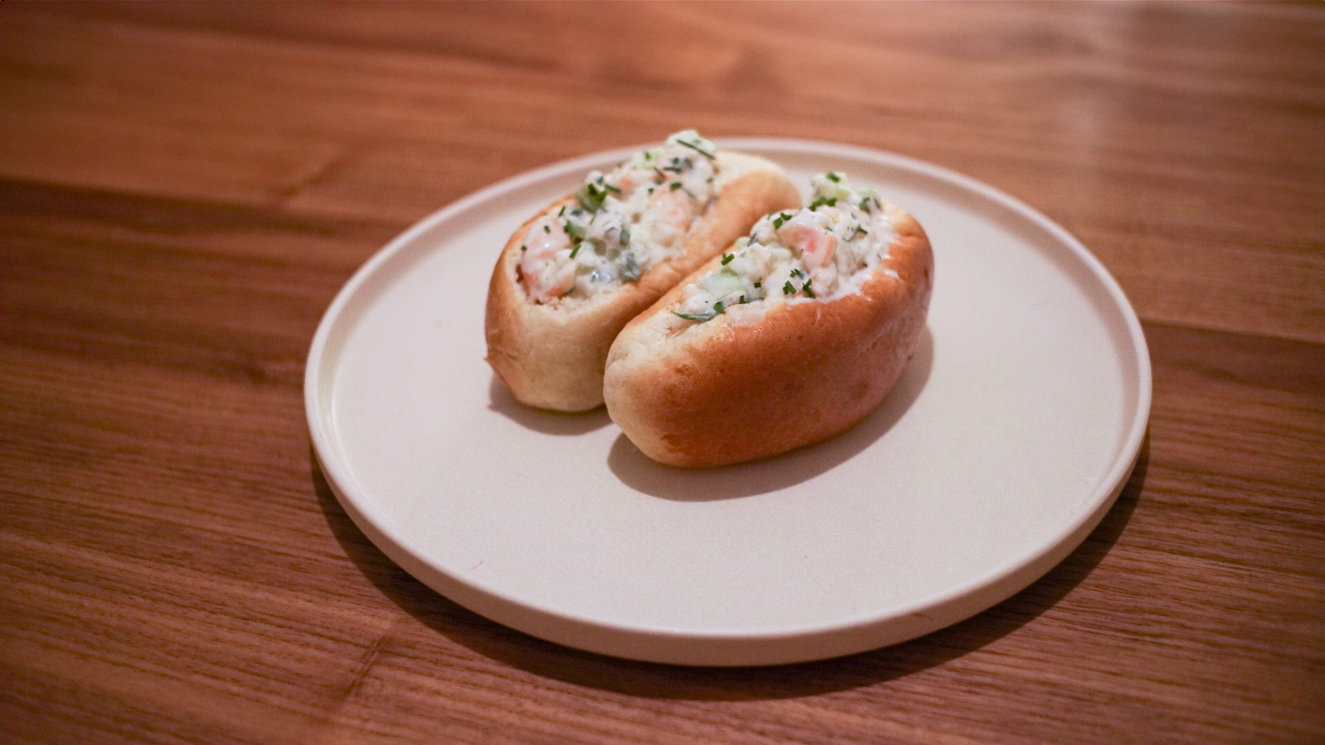 Shrimp rolls - krevetové rolky na stylu hot dogu s řapíkatým celerem a citronem