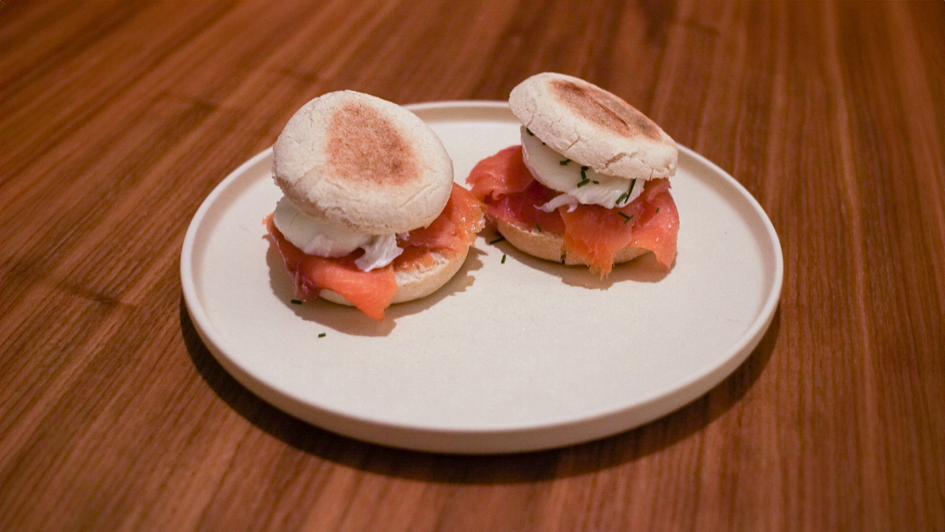 Eggs Benedict s uzeným lososem – tradiční recept krok za krokem