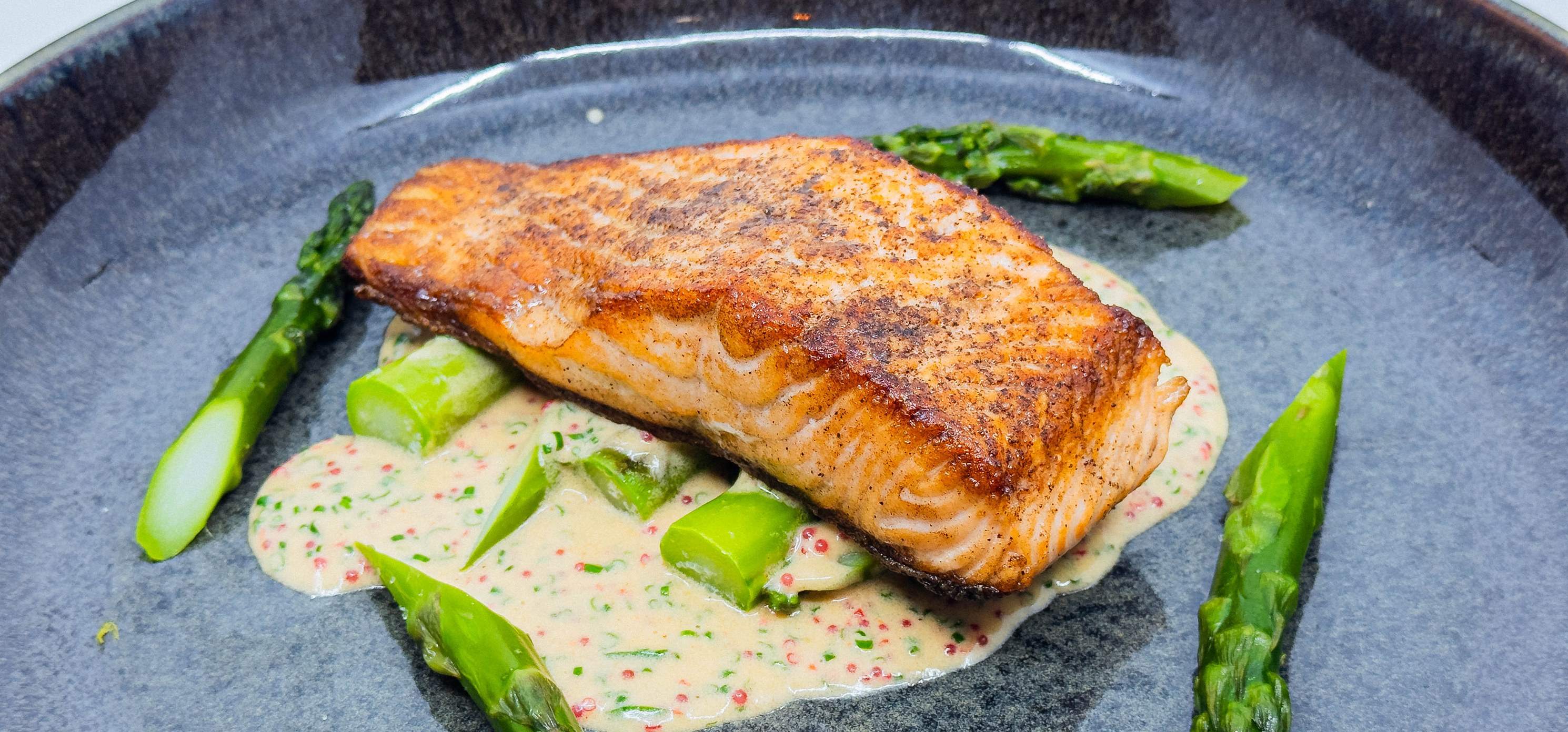 Norský losos je jednou z nejoblíbenějších mořských ryb díky své výrazné chuti a vysokému obsahu omega-3 mastných kyselin.