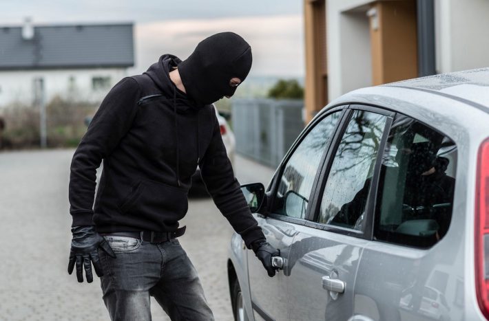 Ochrana automobilů před zloději se stává stále náročnější. Znáte ty nejdůležitější způsoby, jak se účinně bránit proti krádeži auta?