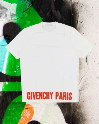 Givenchy Paris Tee Size: L Condition: 10/10 Price: 109€ (Under Retail!) •Buy online at www.flace.sk (Link in Bio)