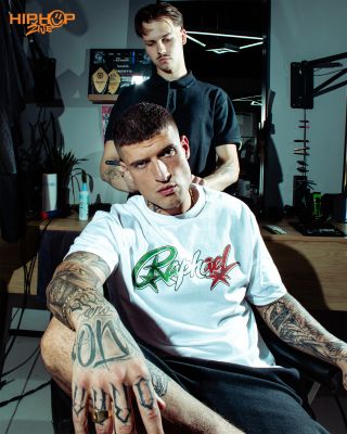 👑 TOTO JE HIP HOP ŽIJE ARTIST SERIES #001 🔥 S @raphael77.7 začíname novú kapitolu festivalového merchu, v ktorej bude Hip...
