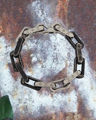Louis Vuitton Monogram Chain Bracelet M0067 Size: UNI (19cm) Condition: 8/10 Price: 450€ (Under Retail!) •Buy online at...