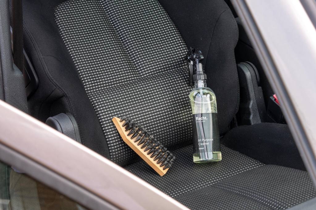 Jak vyčistit hodně špinavé sedačky?