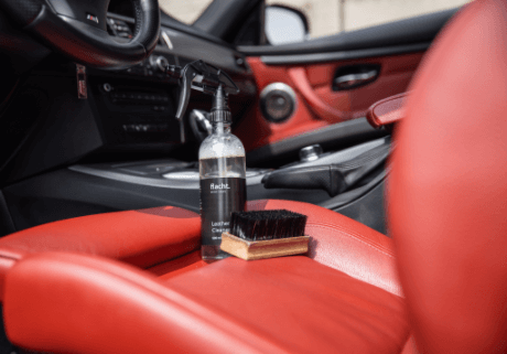 Čistič kůže na scénu