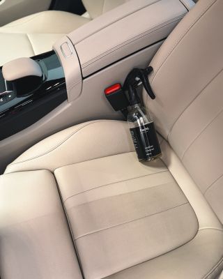 Světlá kůže je krásná… ale jen když je čistá.🤍 Náš Leather Cleaner je základ, bez kterého se péče o kožený interiér...