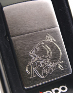  Zippo s rybářskou rytinou - ukázka gravírování