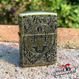 ST. BENEDICT DESIGN ZIPPO benzínový zapalovač s doživotní zárukou 🛡️...
