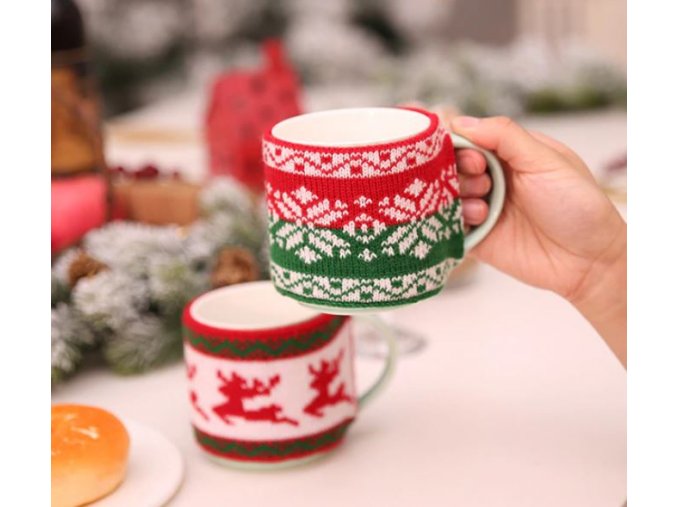 Vánoční dekorace do kuchyně- krásný pletený obal s knoflíkem na hrneček s Vánočním motivem- 4 varianty