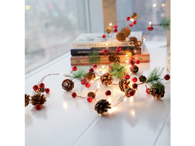 Vánoce- vánoční LED řetěz s jehličím, šiškami a ozdobami 2 m
