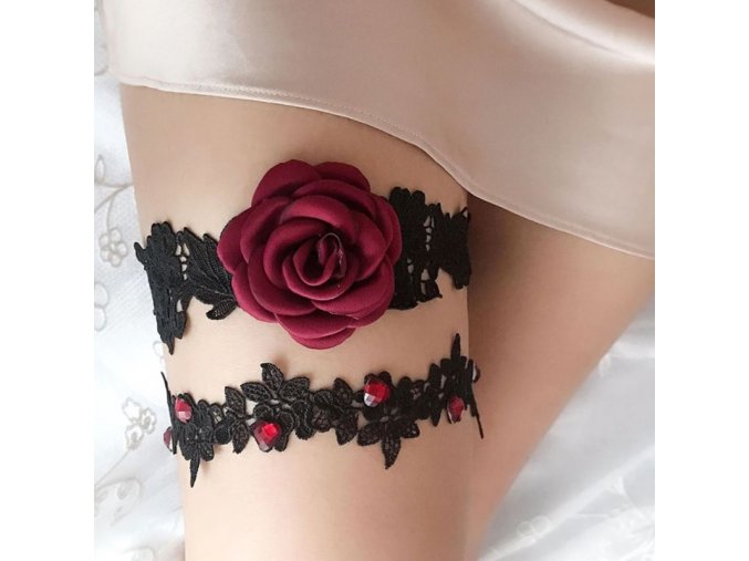 Svatba - podvazky - krásné svatební podvazky v červeno černé barvě s kytkou a kamínky - svtatební šaty - květiny