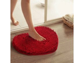 Malý chlupatý koberec ve tvaru srdce