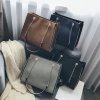 Kabelky - velká kabelka přes rameno zdobená řetízkem - dámské kabelky - cestovní tašky