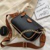 Kabelky - módní crossbody kabelka zdobená řetízkem - dámské kabelky - crossbody - výprodej skladu