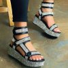Boty - dámské boty - dámské sandály na třpytivé platformě zdobené pásky - dámské sandály
