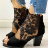 Boty - dámské boty - módní sandálky na širokém podpatku s květinovým vzorem - dámské sandály