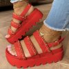 Boty - dámské boty - dámské letní sandály na vysoké platformě zdobené přeskami - dámské sandály