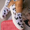 Boty - dámské boty - dámské nazouvací bílé boty s potiskem motýlů - dámské tenisky - dárky pro ženu