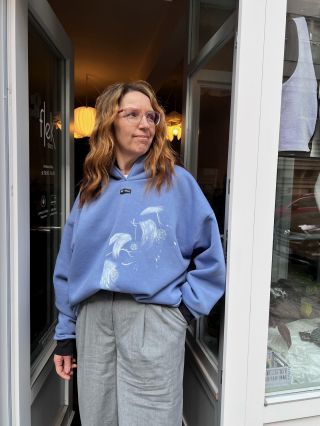 Ať na jaro máme i nějakou jemnější mikču a neni vše pokreslené jen černou 🤍 Co vy na to? ✨ P.S. Mamce to mega sekne!