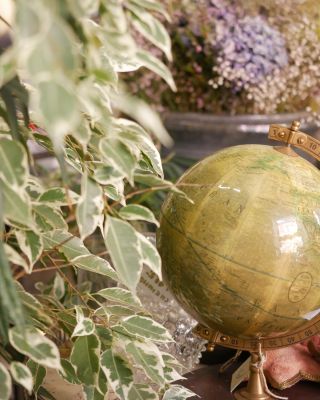 Zákoutí s našim elegantním glóbem. • • • • • • • • • • • #fleurdeco #fleurs #decorations #dekoracedobytu #kvetinybrno