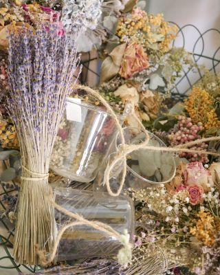 Sušinu máme všude! 😄 Kytička nebo věneček, který Vám dělá radost po celý rok a nezvadne! Tomu říkáme výhoda. • • • • • • •...