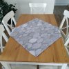 Ubrus na stůl středový šedý s potiskem listu, 60x60cm