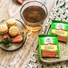 Tulsi so zeleným čajom a ašvagandou porciovaný čaj Organic India background 2